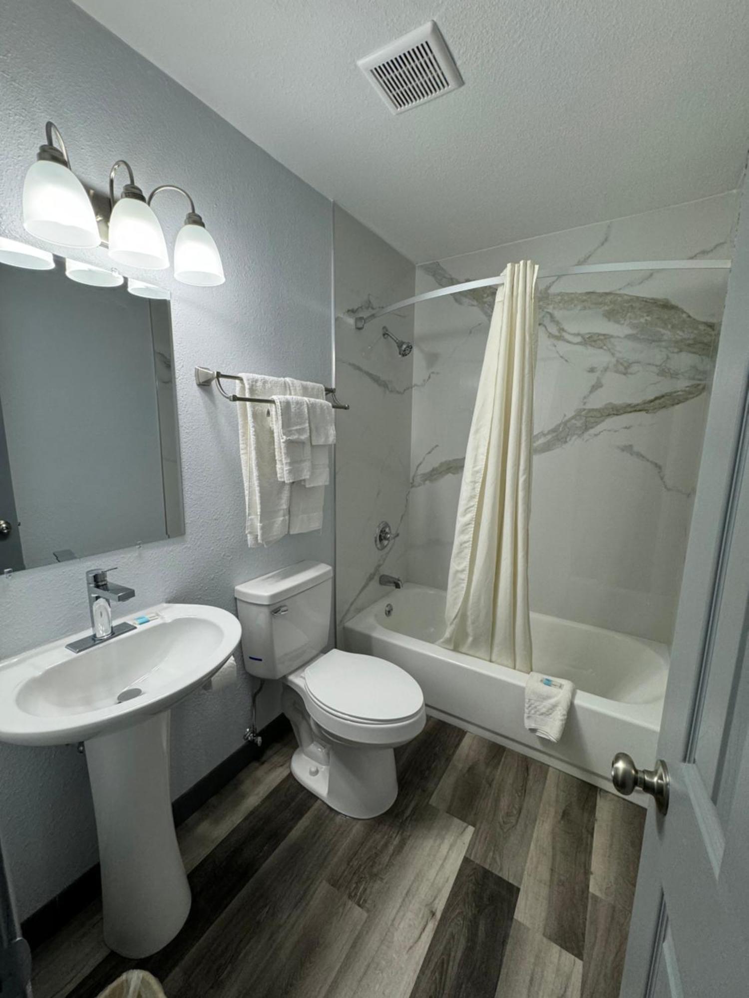 Travelodge By Wyndham Gainesville Bagian luar foto