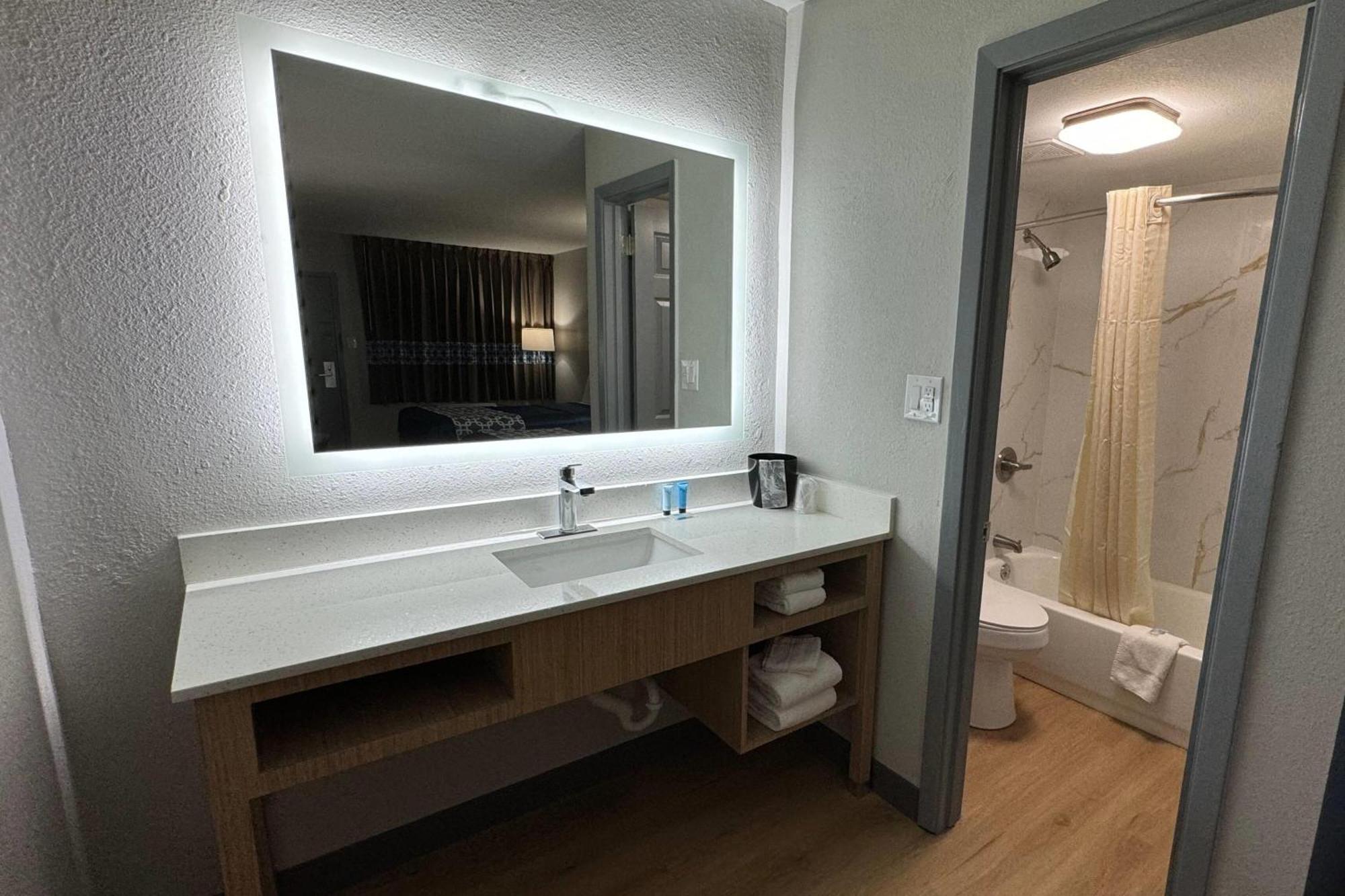 Travelodge By Wyndham Gainesville Bagian luar foto